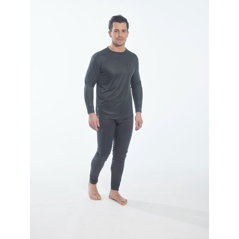 Man wearing the Portwest thermal baselayer top and matching leggings.