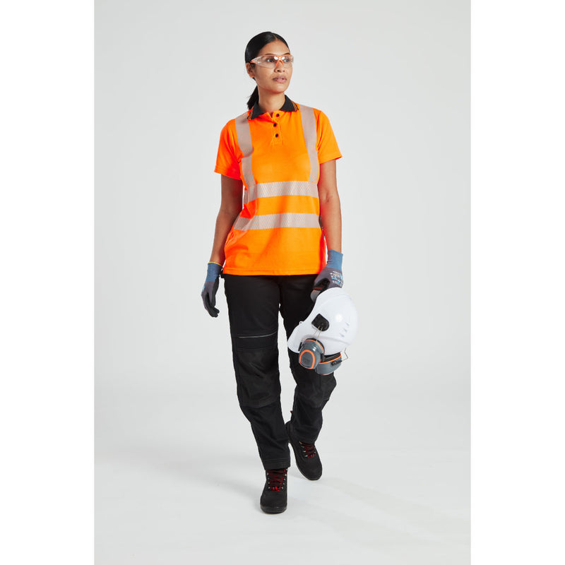 Worker showcasing a complete Portwest safety outfit with the Supra KN Safety Glasses (PS10) for comprehensive protection.