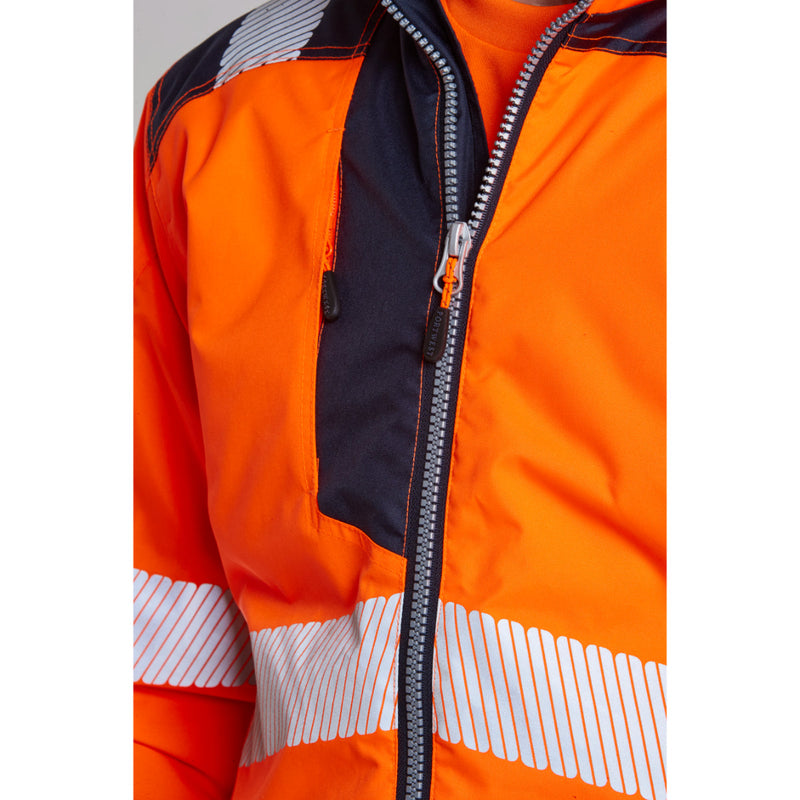 Demonstrating the Ezee Zip technology on the main zipper of the work jacket.
