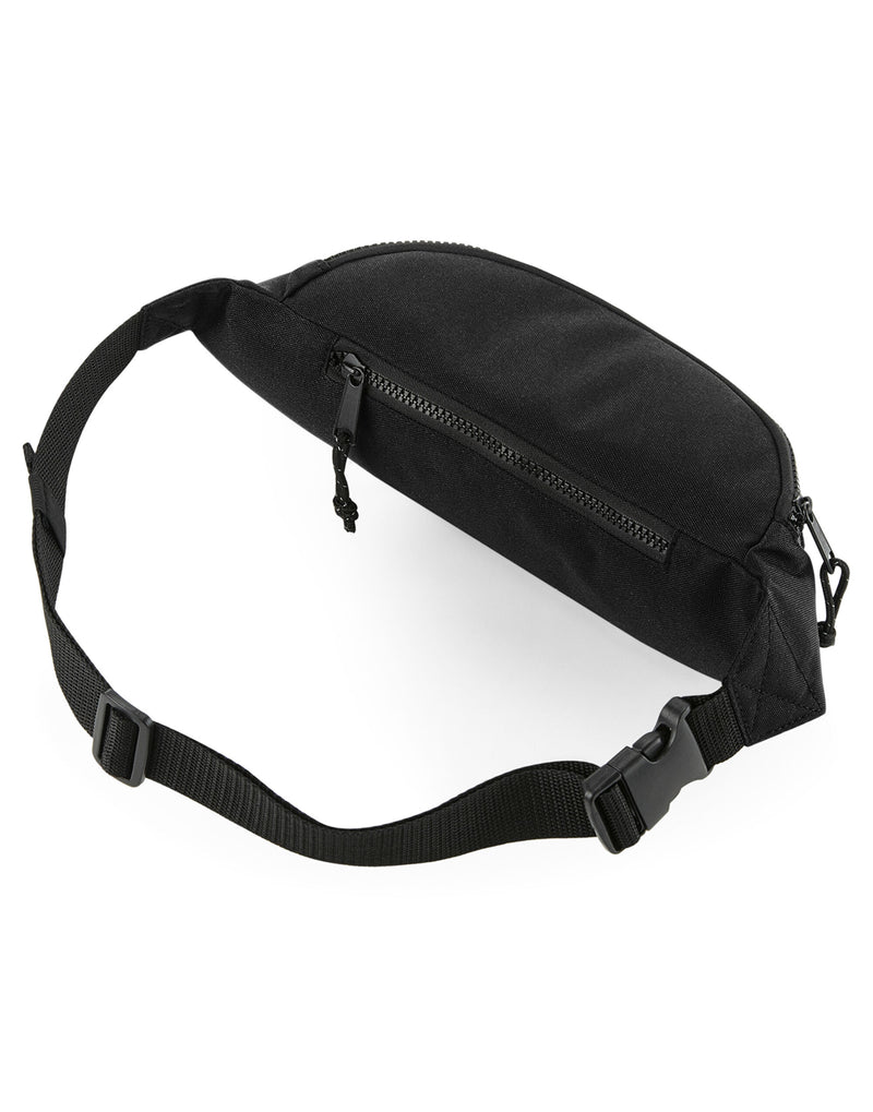 Riñonera reciclada Bagbase en negro siendo usada en la cintura.