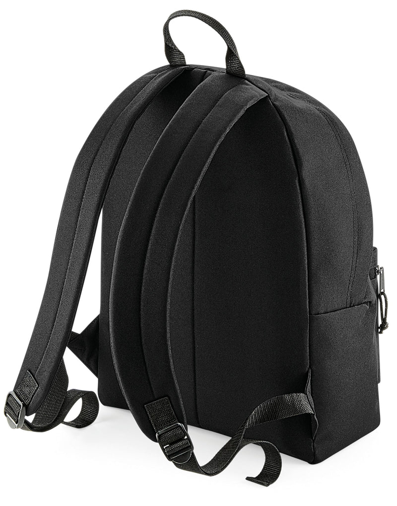 Mochila reciclada Bagbase en negro siendo usada por una persona.