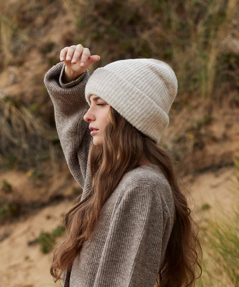 Man wearing a black marl Beechfield B386 beanie, outdoor lifestyle shot.