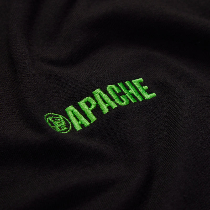 Ribbed crew neck collar and durable stitching on the black Apache Delta workwear t-shirt.