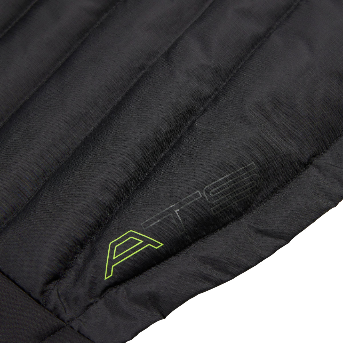 Close-up on the zip and recycled baffle detail of the Picton gilet.