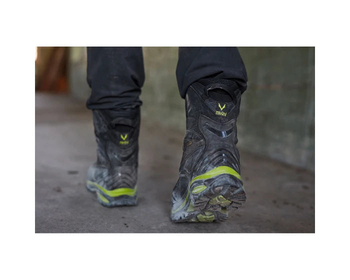 Helly Hansen Magni Winter Tall Boa Sbhp Ht Safety Boots worn by a man