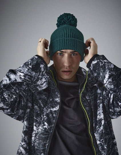 Lifestyle image showing the texture of the Beechfield B382 waffle beanie.