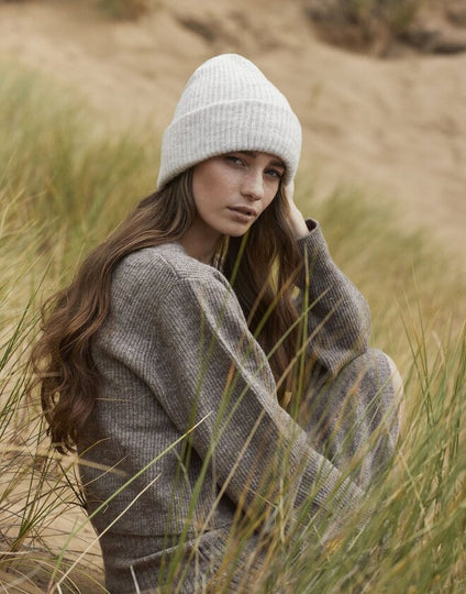 Lifestyle photo of a person wearing the Beechfield B386 marl beanie.