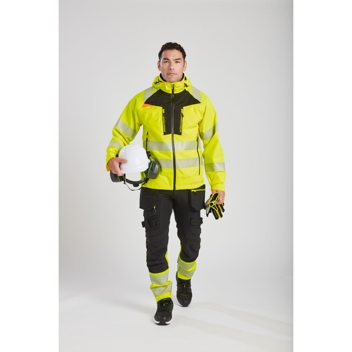Worker in the elements with the complete Portwest DX4 workwear range.