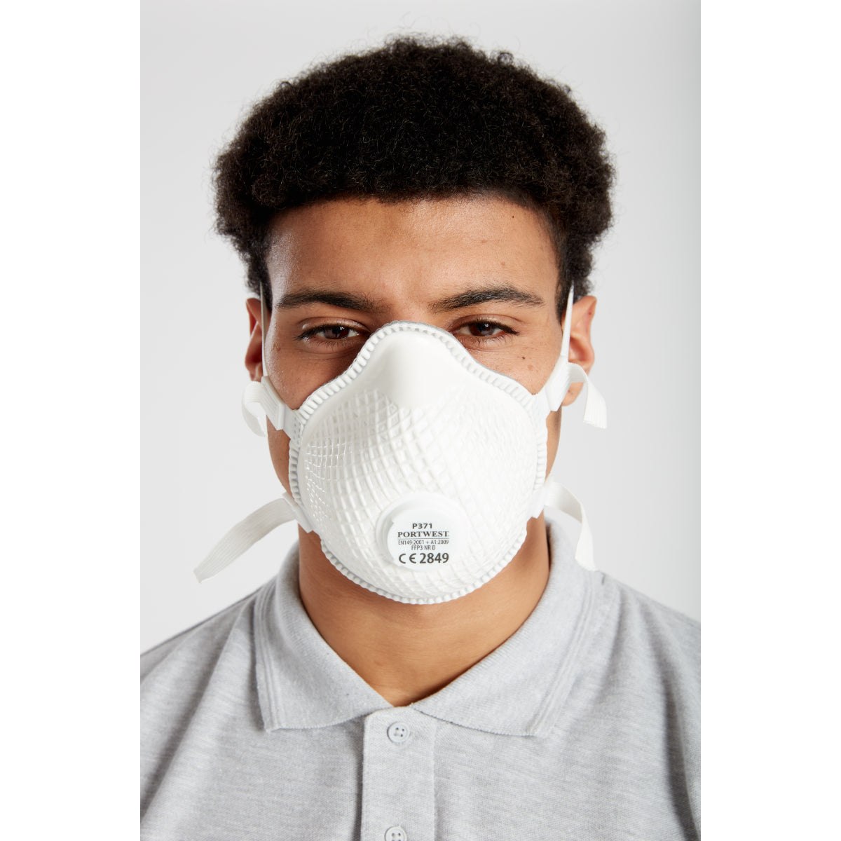 Worker wearing the Portwest Ergonet P371 respirator for dust protection.