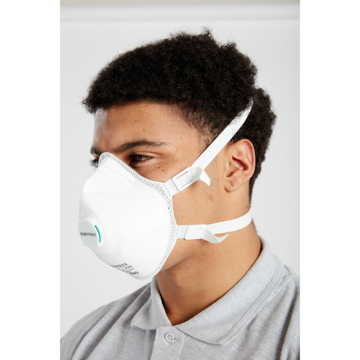Demonstrating the secure and comfortable fit of the Portwest P371 respirator.