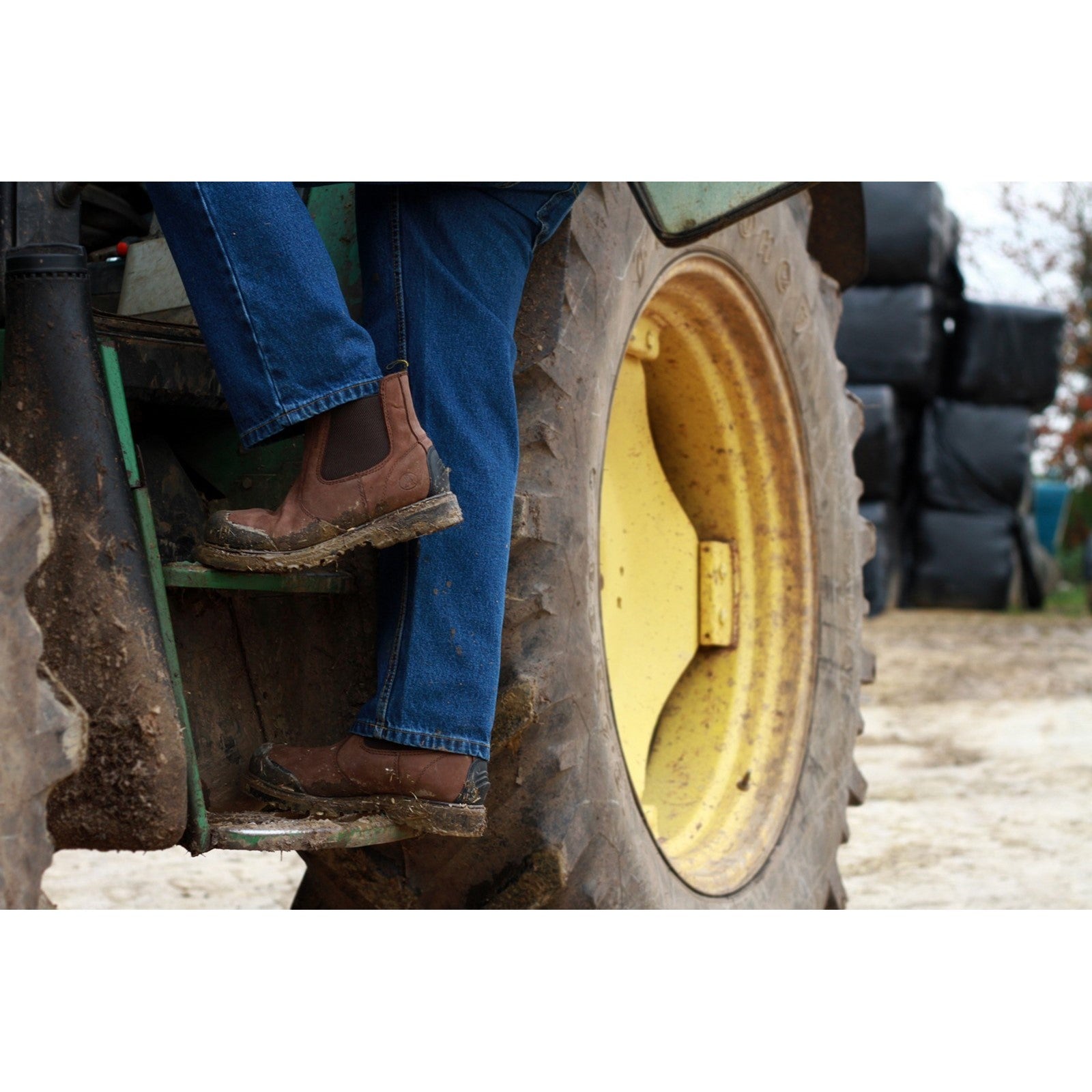 Action shot of pulling on the FS225 Chelsea boot.