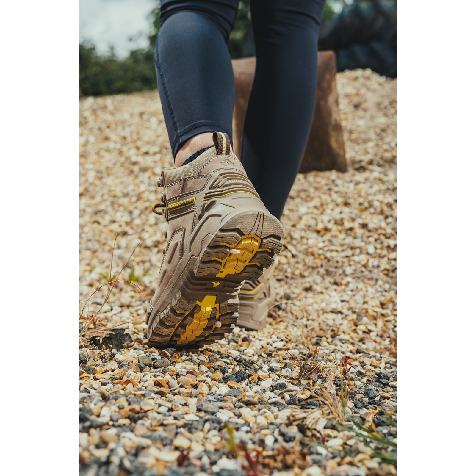 Heel view of the Amblers AS965C Stone boot.