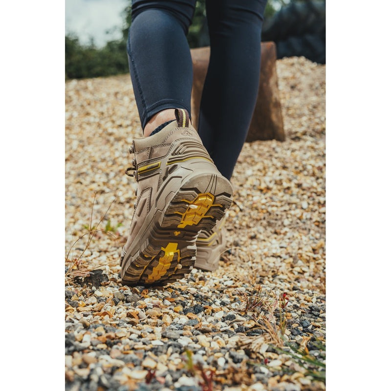 Heel view of the Amblers AS965C Stone boot.