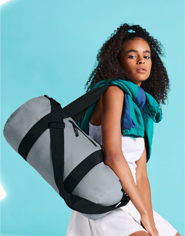 Bolso cilíndrico reciclado Bagbase en gris claro - Vista frontal.