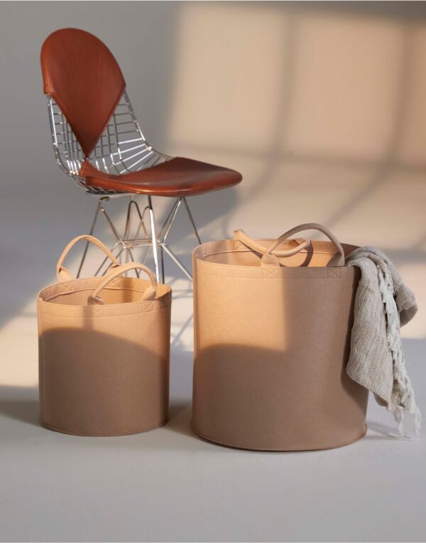 The small Bagbase Felt Trug storage basket in dark grey marl with contrast handles.