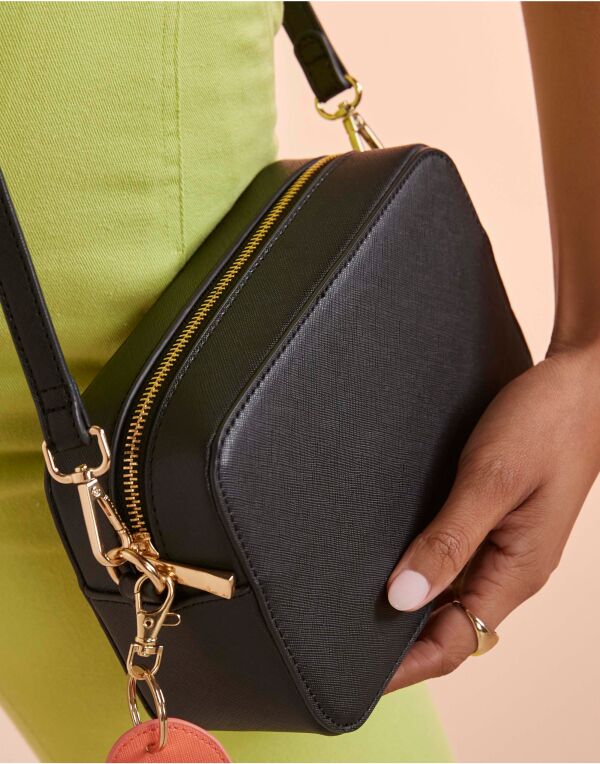 Bolso cruzado estructurado Bagbase Boutique en color topo - Vista frontal.