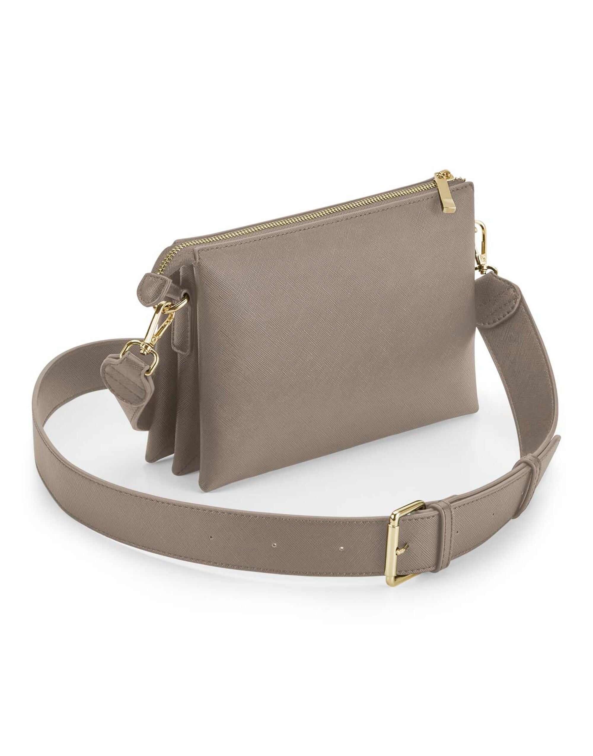 Primer plano de la cremallera y la correa del bolso cruzado suave Bagbase Boutique negro.