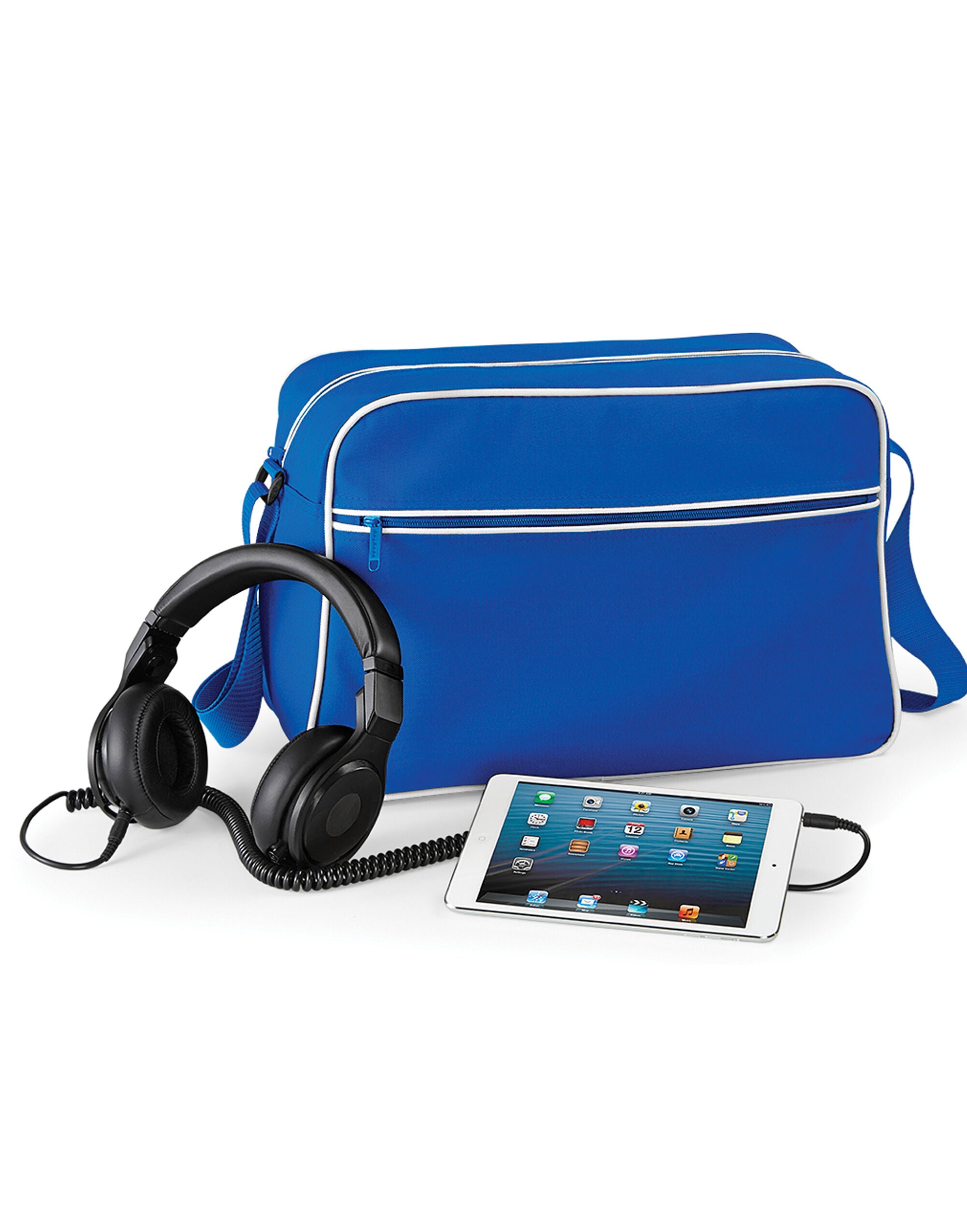 Person carrying the navy Freestyle Holdall with the shoulder strap.