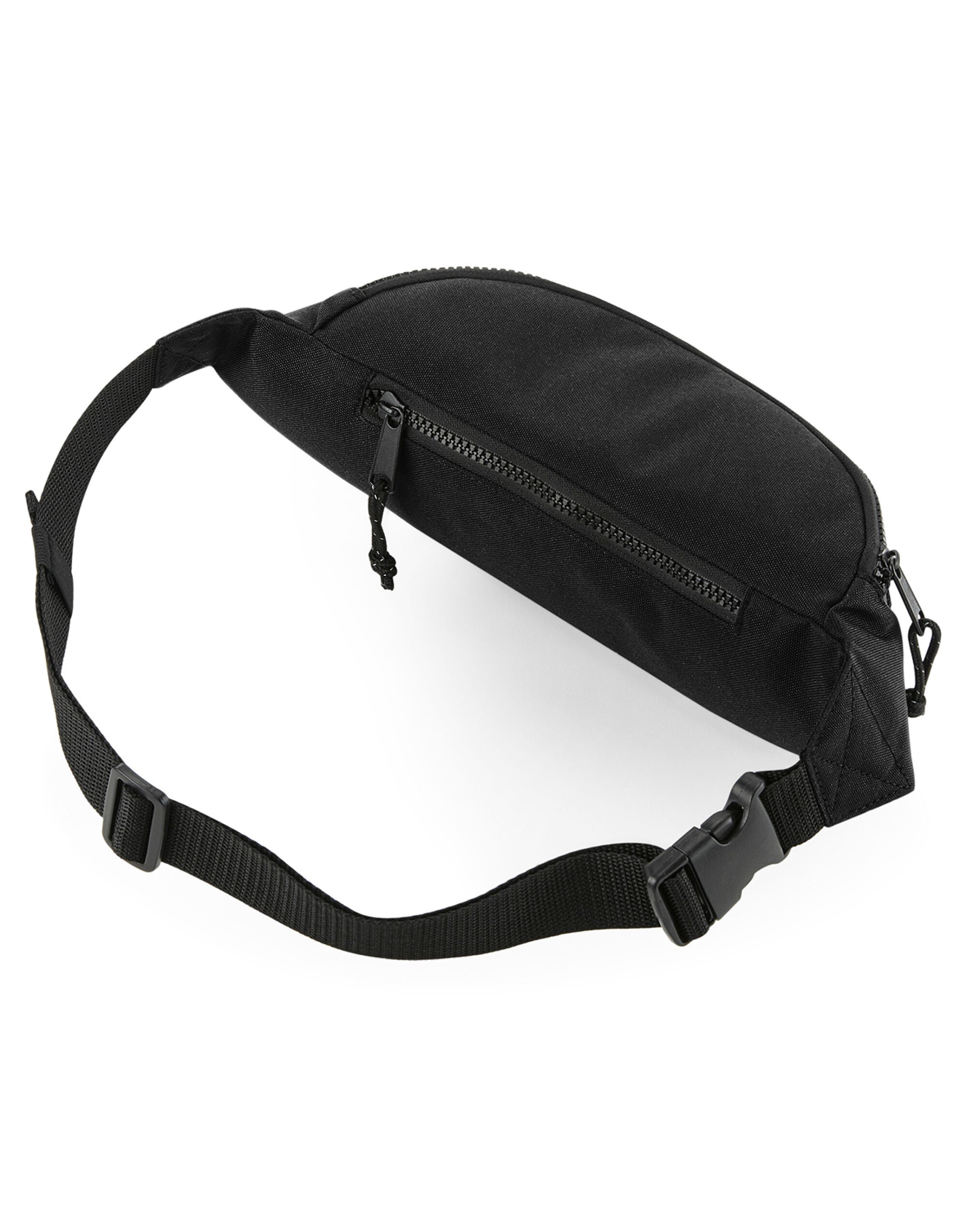 Riñonera reciclada Bagbase en negro siendo usada en la cintura.