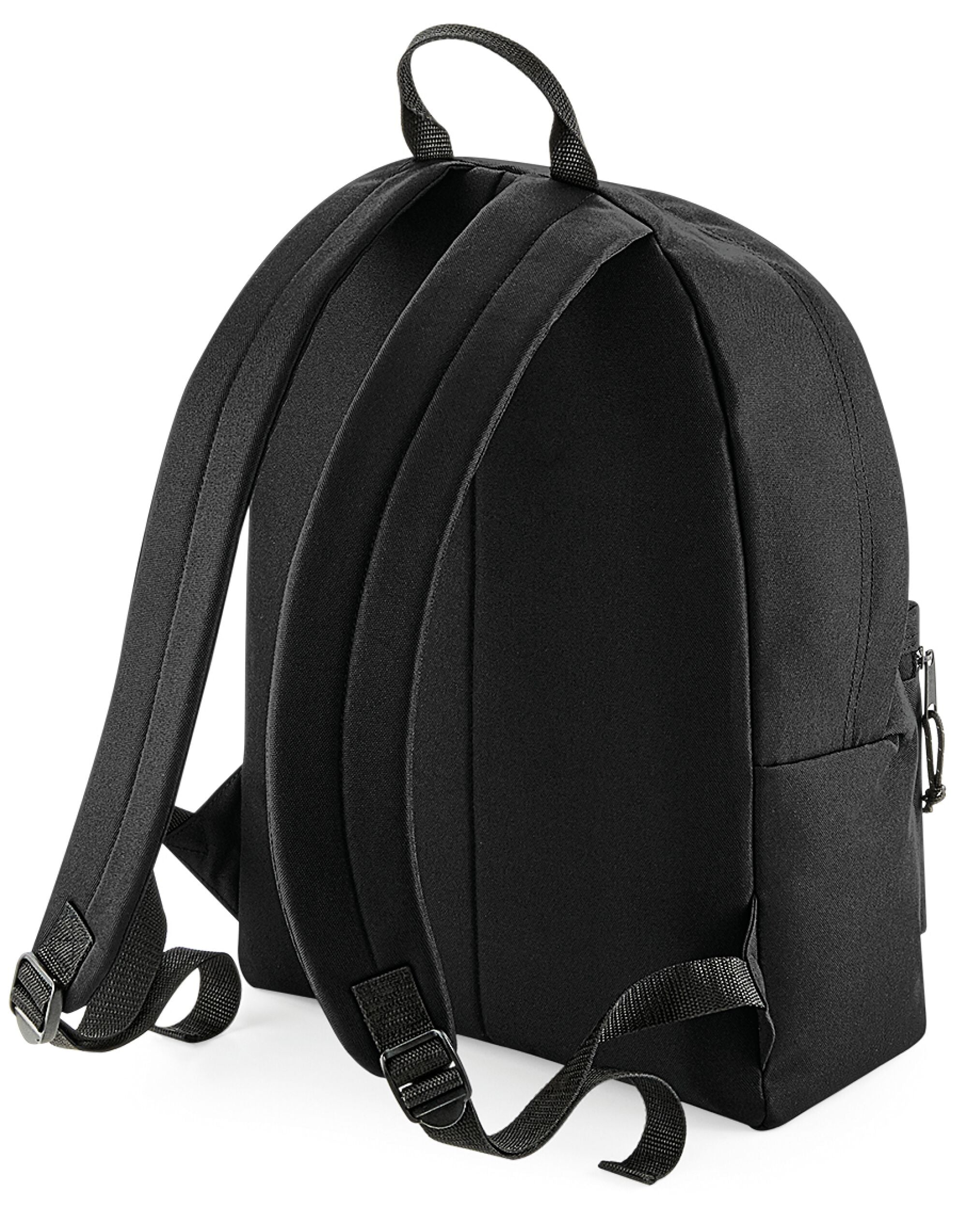 Mochila reciclada Bagbase en negro siendo usada por una persona.