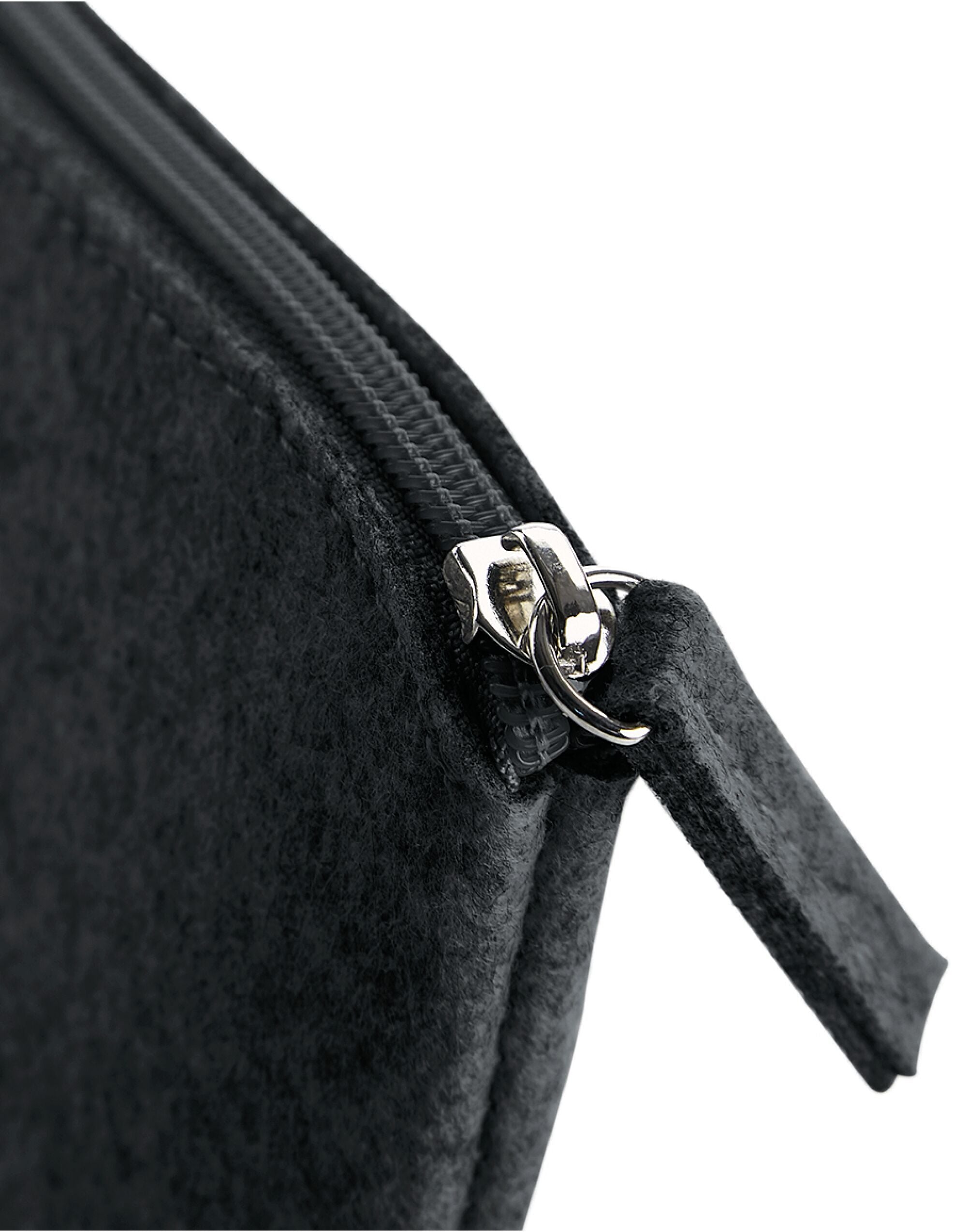 The light grey felt accessory pouch, a chic and minimalist organizer for any bag.