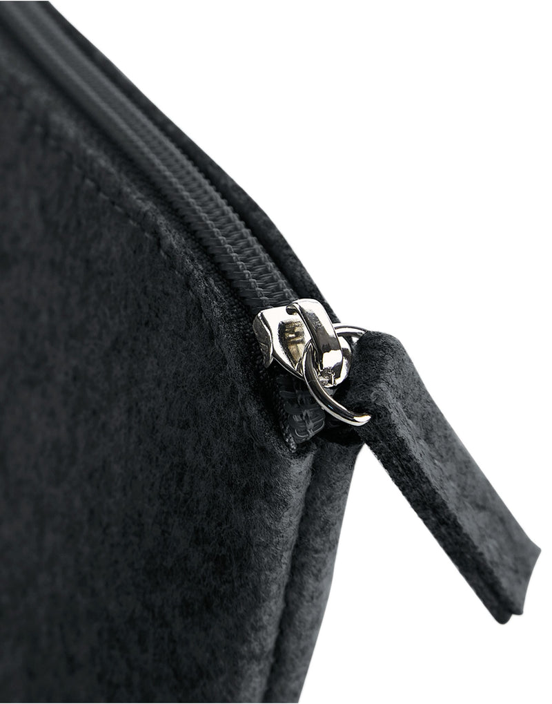 The light grey felt accessory pouch, a chic and minimalist organizer for any bag.