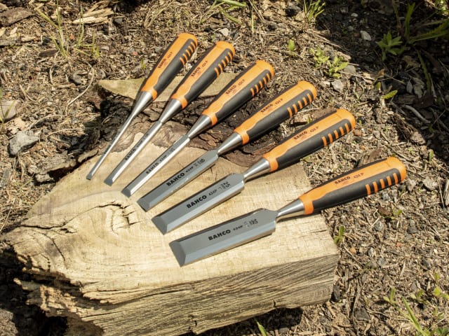 Hero shot of the Bahco 424-P series 6-piece chisel set in its protective plastic case.
