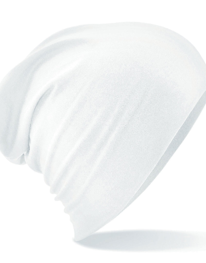 Clean white Beechfield B368 athleisure cap, perfect for sports or casual wear.
